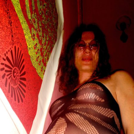 Femme transsexuelle avec sa sucette )))