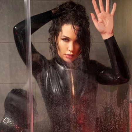 En latex avec mon esclave. Voulez-vous prendre sa place ?